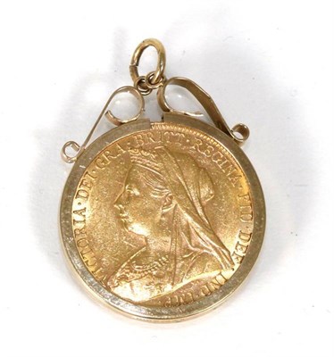 Lot 299 - A Victorian 1901 sovereign, loose mount in a 9 carat gold frame as a pendant