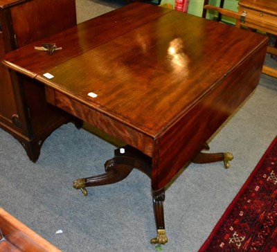 Lot 1323 - An early 19th century mahogany drop leaf table