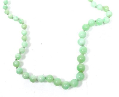 Lot 281 - A graduated jade bead necklace, length 45cm, 34.9g