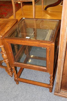 Lot 1192 - A glazed display table