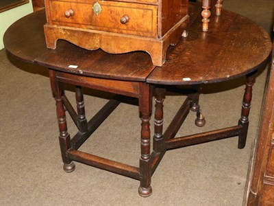 Lot 1365 - An oak gateleg table on turned supports