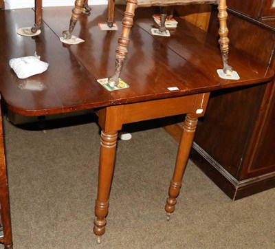 Lot 1383 - A Victorian mahogany drop leaf table