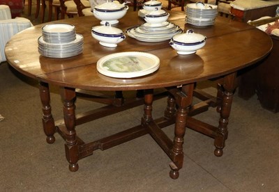 Lot 1405 - A reproduction oak wake table