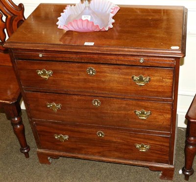 Lot 1415 - A small mahogany chest of drawers