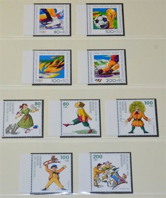 Lot 194 - Germany 1991 to 1996 in a Hingeless Album . Nearly complete u.m. in a Luxury Hingeless Album....