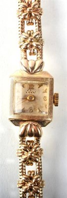 Lot 199 - A lady's 9 carat gold wristwatch