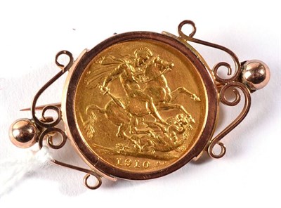 Lot 212 - A 1910 gold sovereign in 9 carat gold brooch mount