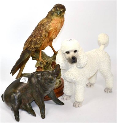 Lot 252 - A 20th century bronze pig; Capodimonte resin model of an eagle and a Leonardo collection model of a