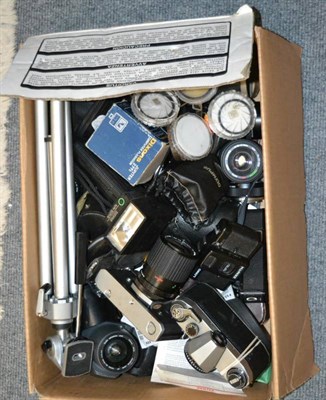 Lot 1135 - Various camera items