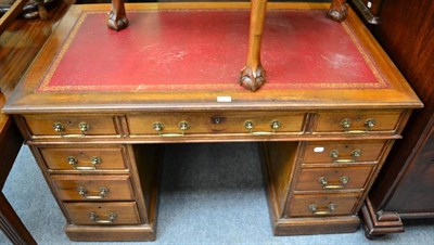 Lot 1321 - An Edwardian oak pedestal desk