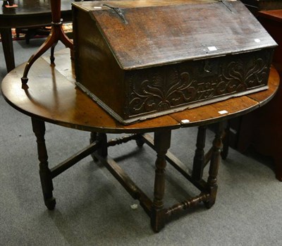 Lot 1330 - An oak gateleg table