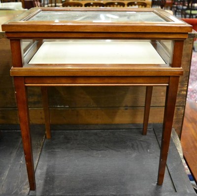 Lot 1340 - A small reproduction bijouterie table