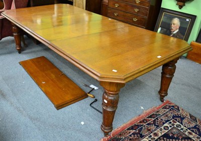 Lot 1362 - An oak wind out extending dining table with three leaves