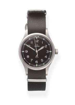 Lot 120 - A British Military Royal Air Force Issue Stainless Steel Centre Seconds Wristwatch, signed...