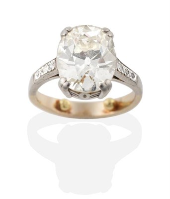 Lot 150 - An Early Twentieth Century Old Oval Cut Solitaire Diamond Ring, in a double claw setting, to...