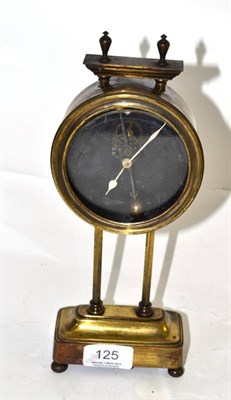 Lot 125 - A gravity mantel timepiece