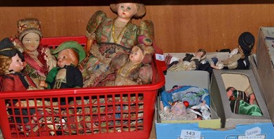 Lot 143 - A quantity of tourist dolls