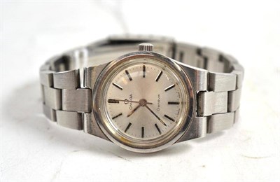 Lot 215 - A stainless steel mid-sized centre seconds wristwatch, signed Omega, Geneve