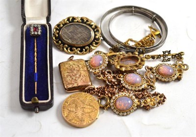 Lot 227 - A small quantity of jewellery including a mourning brooch, a stick pin, assorted brooches and...