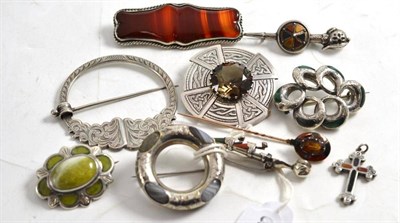 Lot 230 - Assorted agate set brooches including a dirk brooch, a kilt pin etc