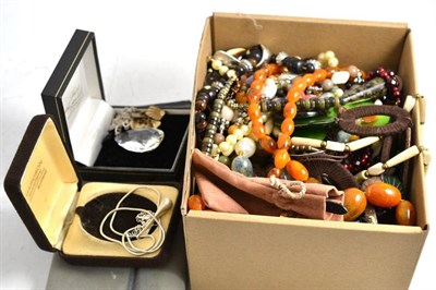 Lot 369 - A collection of assorted costume jewellery