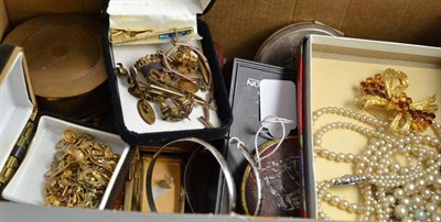 Lot 372 - A quantity of costume jewellery including a silver bangle, assorted compacts etc