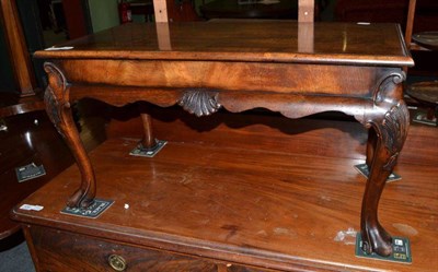 Lot 427 - Reproduction walnut coffee table