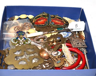 Lot 5 - Assorted buckles, hair pieces, brooches, jewellery etc