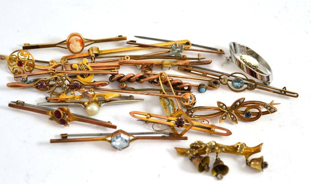 Lot 10 - A quantity of brooches, nine stamped '9ct'