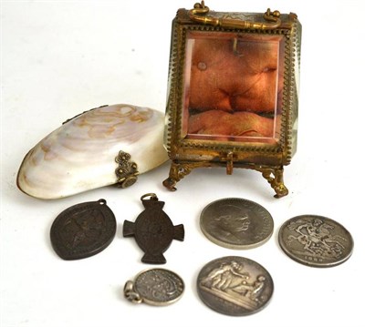 Lot 140 - A jewel casket, a shell purse, a 1889 crown etc