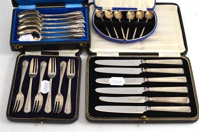 Lot 370 - Four cases of various silver cutlery