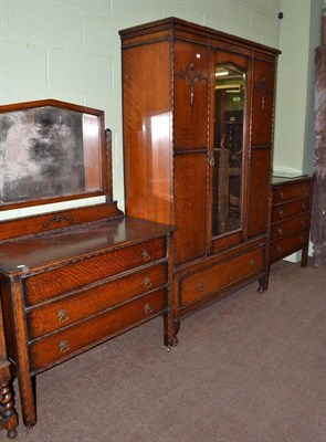 Lot 587 - An oak three piece bedroom suite