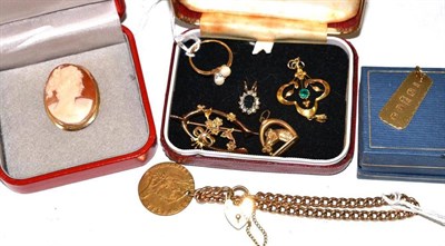 Lot 12 - 9ct gold cultured pearl ring, 9ct gold ingot, a cameo brooch/pendant, assorted brooches,...