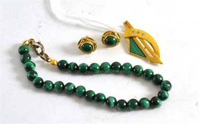 Lot 18 - Malachite pendant, bracelet and earrings