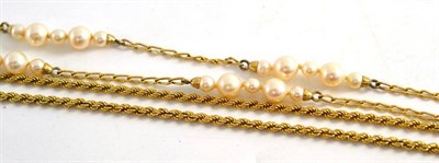 Lot 21 - A 9ct gold rope chain and a cultured pearl necklace
