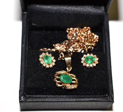 Lot 31 - An emerald pendant and earrings