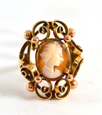 Lot 51 - A cameo ring stamped '585'