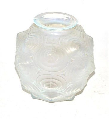 Lot 124 - Sabino 'Coquilles' pattern spherical glass vase