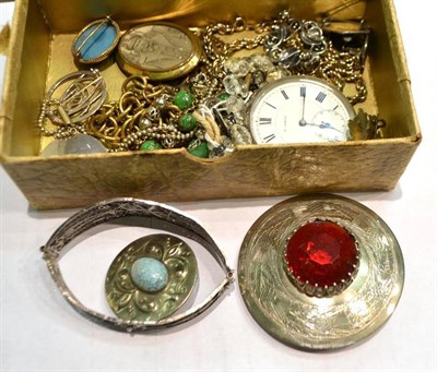 Lot 139 - Pocket watch, brooches, other jewellery