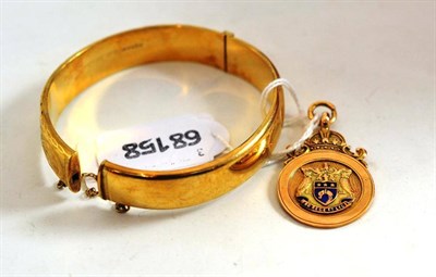 Lot 158 - A (damaged) 9ct gold bracelet and a shield