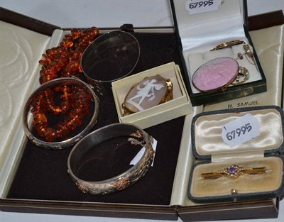 Lot 174 - Bar brooch, three silver bangles and a small quantity of jewellery