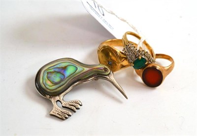 Lot 10 - Three 9ct gold rings and a silver kiwi brooch set with abalone shell