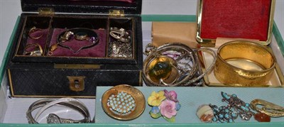 Lot 19 - A quantity of assorted jewellery including cameo brooches, silver jewellery, Victorian items, paste