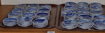 Lot 152 - A quantity of approximately eighty-nine small Copenhagen plates