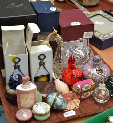 Lot 320 - Assorted modern scent bottles including Wedgwood blue jasper scent and stopper, Stuart crystal...