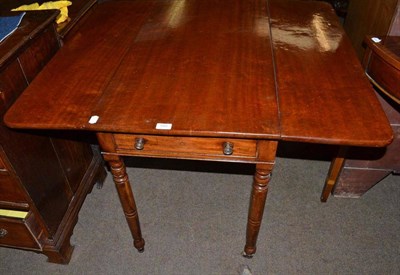 Lot 545 - An early 19th century Pembroke table