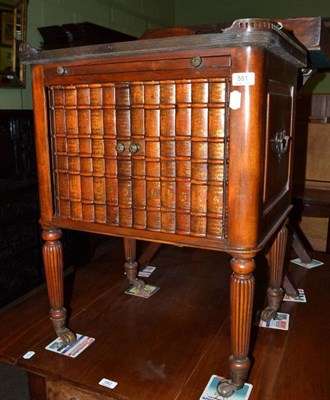 Lot 581 - Reproduction book chest