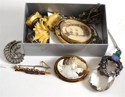 Lot 69 - A garnet brooch, cameo and costume jewellery