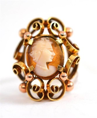Lot 278 - A cameo ring stamped '585'
