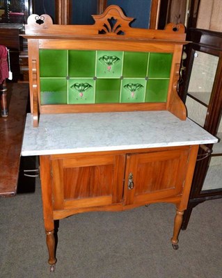 Lot 693 - An Arts & Crafts marble top washstand